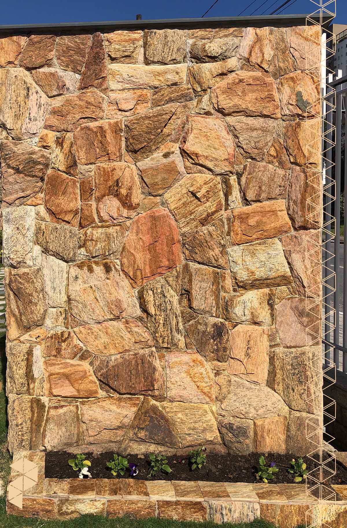 Komtelhas - Pedra Madeira Amarela utilizada para revestimento de muro e  Pedra Portuguesa branca e preta utilizada na calçada. Essas e outras pedras  você só encontra na Komtelhas! ☎️: (17) 3522-7799 📍Rua