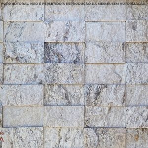 Pedra Madeira Branca Pinta Roxa 11,5×23