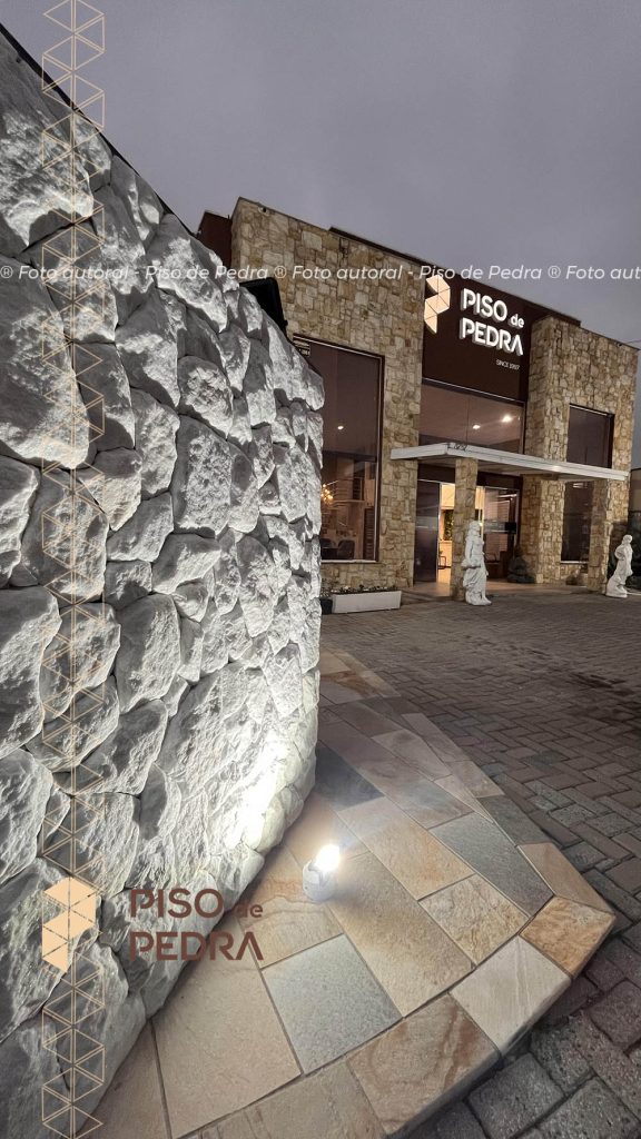 Pedra Moledo Branca disponível no showroom da Piso de Pedra em Curitiba.