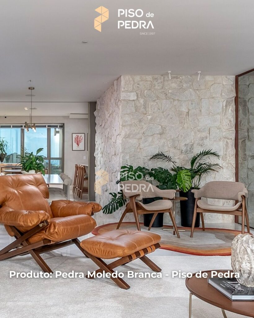 Parede de sala de estar com pedra moledo branca, integrando modernidade e aconchego.